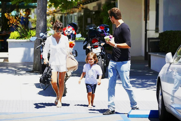 Kourtney Kardashian and her boys grab a bite in Malibu - Part 2